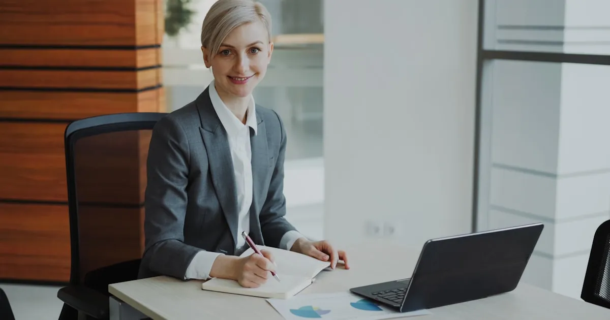 Executive assistant versus virtual assistant comparison